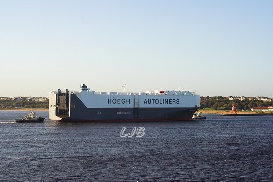 Ships arriving in the River Tyne after the QE2 in October 2008.